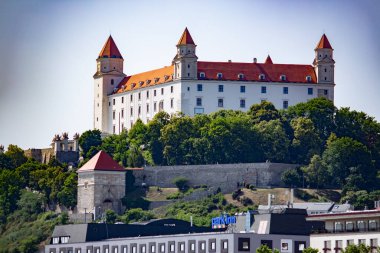 Bratislava castle mavi gökyüzü karşı