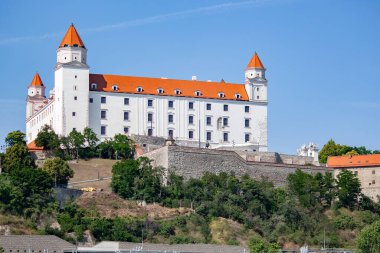 Bratislava castle mavi gökyüzü karşı