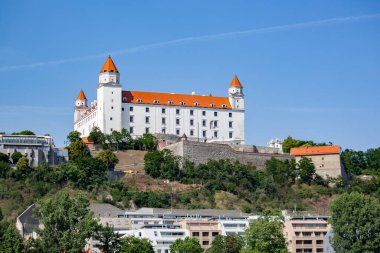 Bratislava castle mavi gökyüzü karşı