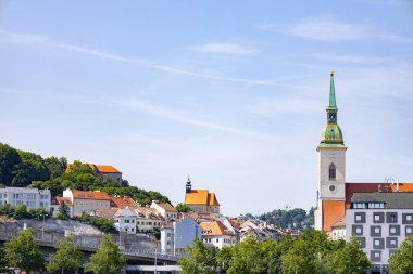 Yazın Bratislava 'da eski evler