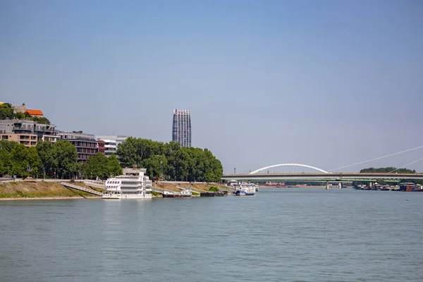 Yazın Bratislava 'da Tuna Nehri