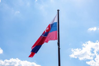 Mavi gökyüzüne karşı Slovakya bayrağı