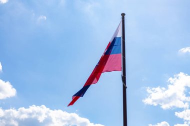 Mavi gökyüzüne karşı Slovakya bayrağı