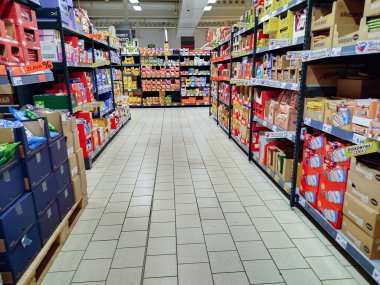 Sala, Slovakya - 12.07.2025: Noel öncesi indirimli Kaufland mağazası