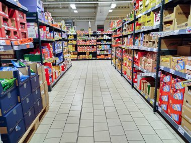 Sala, Slovakya - 12.07.2025: Noel öncesi indirimli Kaufland mağazası
