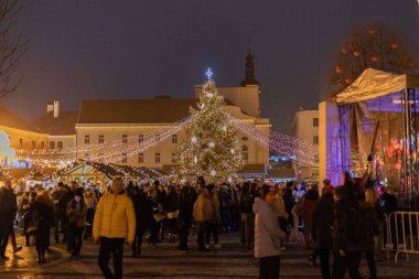 Akşamları Slovakya 'da Noel pazarı