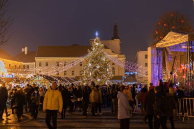Akşamları Slovakya 'da Noel pazarı