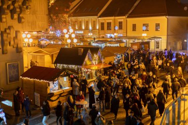 Akşamları Slovakya 'da Noel pazarı