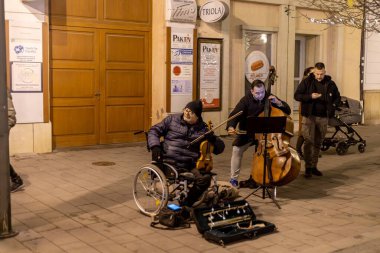 Akşamları Slovakya 'da Noel pazarı