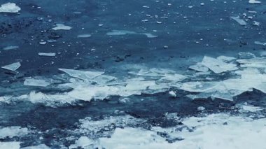 Kışın Vah Nehri 'nde buzlar kırılır.