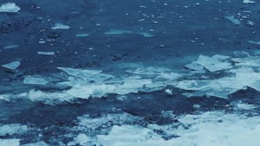 Kışın Vah Nehri 'nde buzlar kırılır.