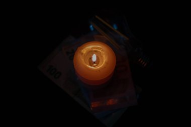 Karanlıkta hayatta kalma: Ukrayna 'daki enerji krizi sırasında mum ışığı, banknotlar ve ampuller