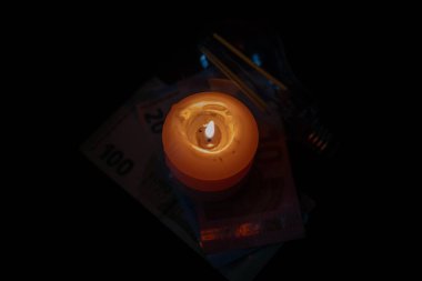 Karanlıkta hayatta kalma: Ukrayna 'daki enerji krizi sırasında mum ışığı, banknotlar ve ampuller