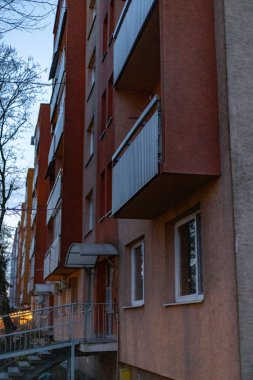 Alacakaranlıkta balkonlu bir apartman, Doğu Avrupa mimarisi.