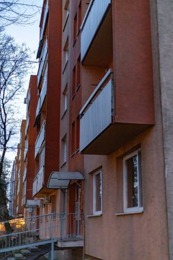 Alacakaranlıkta balkonlu bir apartman, Doğu Avrupa mimarisi.