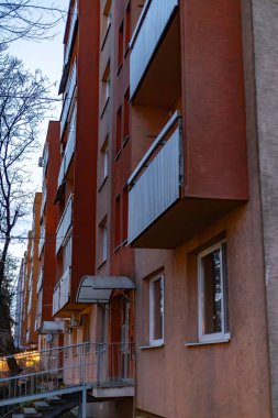 Alacakaranlıkta balkonlu bir apartman, Doğu Avrupa mimarisi.