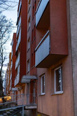 Alacakaranlıkta balkonlu bir apartman, Doğu Avrupa mimarisi.