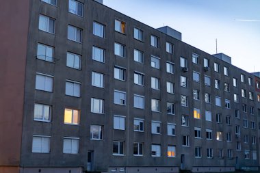 Alacakaranlık 'taki Sovyet Dönem Apartmanı Binası