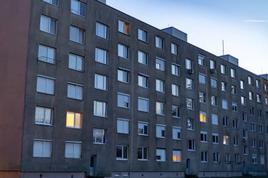 Alacakaranlık 'taki Sovyet Dönem Apartmanı Binası