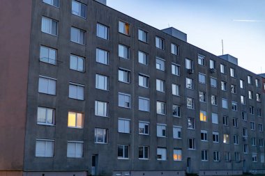 Alacakaranlık 'taki Sovyet Dönem Apartmanı Binası