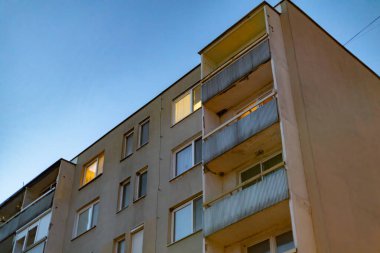 Akşam karanlığında Sosyalist Modernist Apartman Binasında Altın Parıltı