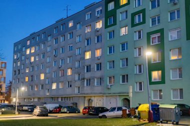 Yerleşim Bölgesi üzerindeki alacakaranlık: Gece Sovyet Apartmanı Bloğu