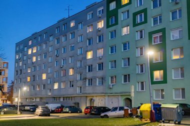 Yerleşim Bölgesi üzerindeki alacakaranlık: Gece Sovyet Apartmanı Bloğu