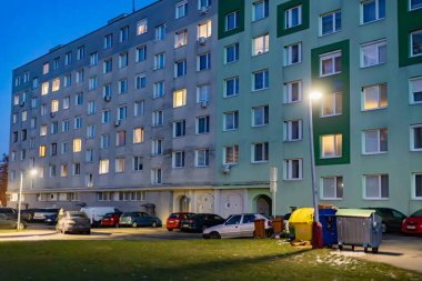 Yerleşim Bölgesi üzerindeki alacakaranlık: Gece Sovyet Apartmanı Bloğu