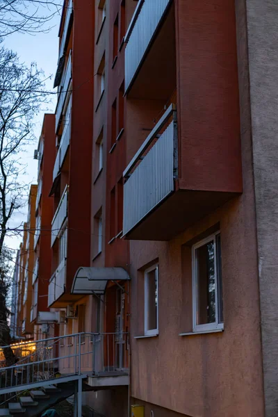 Alacakaranlıkta balkonlu bir apartman, Doğu Avrupa mimarisi.