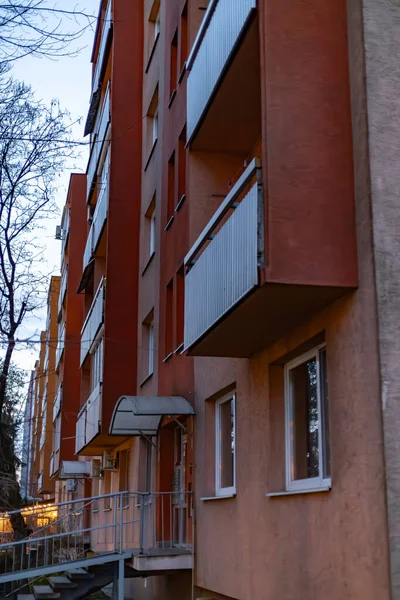 Alacakaranlıkta balkonlu bir apartman, Doğu Avrupa mimarisi.