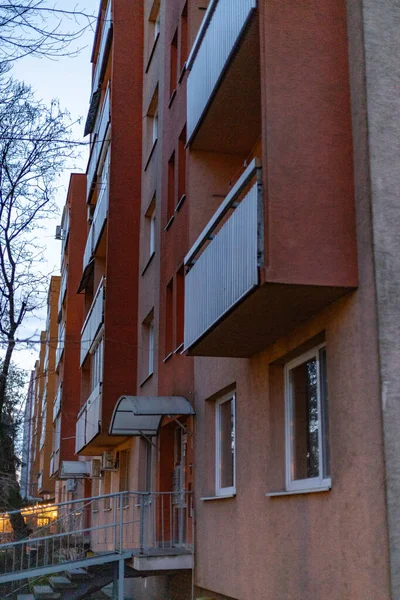 Alacakaranlıkta balkonlu bir apartman, Doğu Avrupa mimarisi.