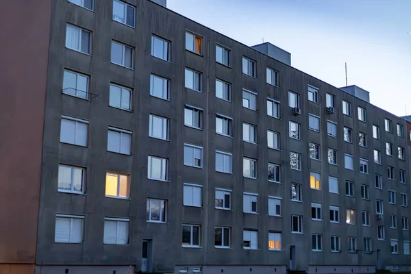 Alacakaranlık 'taki Sovyet Dönem Apartmanı Binası