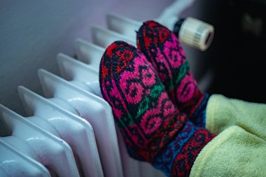 Ukrayna 'da Enerji Krizi: Yünlü Çoraplarda Isınmaya Çalışan Radyatör