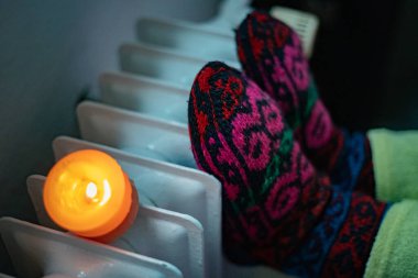 Ukrayna 'da Toplam Elektrik Kesintisi: Mum Işığının Isınan Ayakları Soğuk Radyatör Yakınında