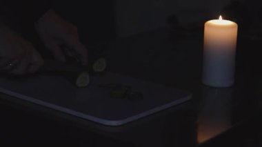 Ukrayna 'da Karartma sırasında Mum Işığından Akşam Yemeği