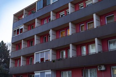 Pembe cepheli ve kahverengi balkonlu modernist apartman dairesi