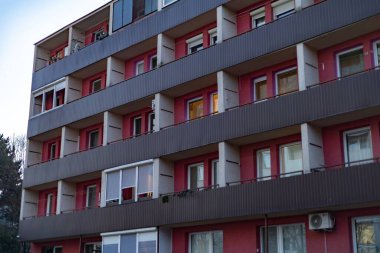 Pembe cepheli ve kahverengi balkonlu modernist apartman dairesi