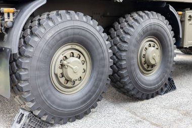 Michelin lastikleri ve merkezi lastik enflasyon sistemi olan ağır askeri kamyonlar.