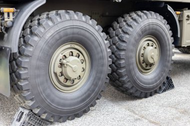 Michelin lastikleri ve merkezi lastik enflasyon sistemi olan ağır askeri kamyonlar.