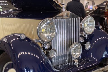 Ekstazi ruhuyla klasik lüks Rolls-Royce ön görüntüsü