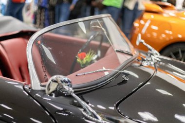 Klasik Porsche Speedster iç mimarisi. Kırmızı deri ve klasik ön camı var.