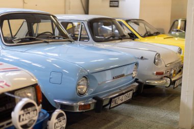 Eski bir garaj müzesinde klasik Skoda arabaları.