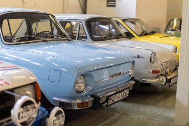 Eski bir garaj müzesinde klasik Skoda arabaları.