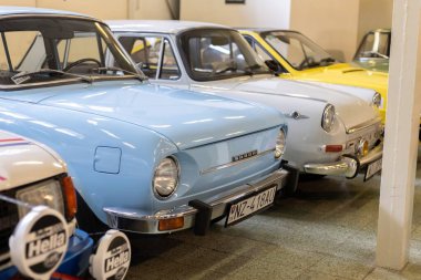 Eski bir garaj müzesinde klasik Skoda arabaları.