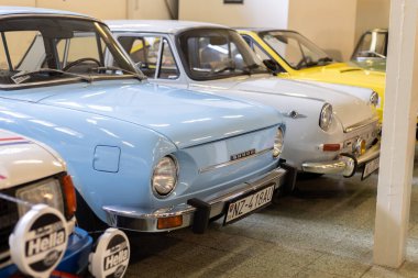 Eski bir garaj müzesinde klasik Skoda arabaları.