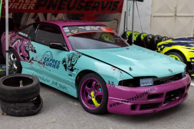 Pembe ve canlı deniz mavisi renginde özel yarış arabası.