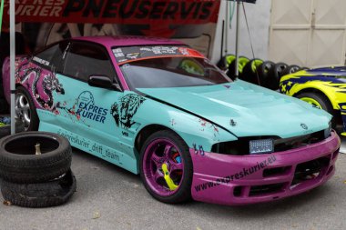 Pembe ve canlı deniz mavisi renginde özel yarış arabası.