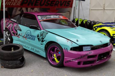 Pembe ve canlı deniz mavisi renginde özel yarış arabası.