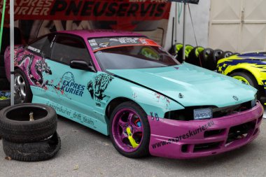 Pembe ve canlı deniz mavisi renginde özel yarış arabası.