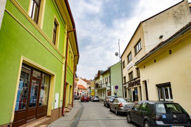 Slovakya 'nın eski Komarno kasabasında renkli sokak mimarisi